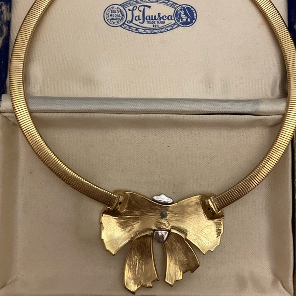 Vintage Gold Bow Necklace - Picture 4 of 5